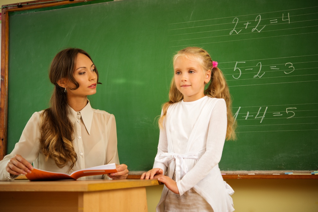 Лизать пизду учительнице интереснее чем учить с ней урок