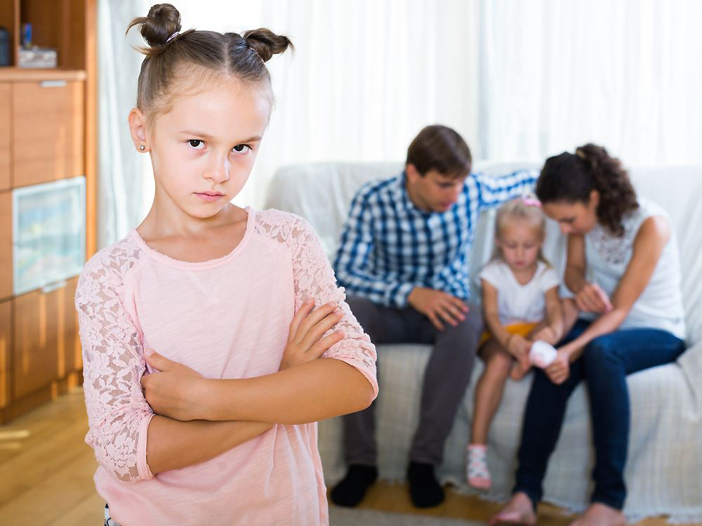 Ревность между детьми: что делать приемным родителям