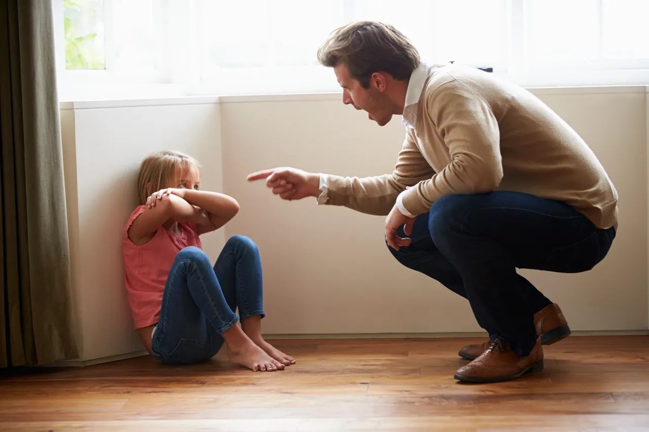 Что делать, если родитель избивает ребенка?