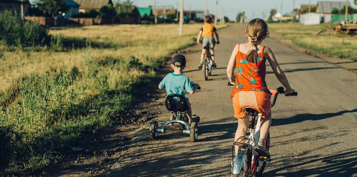 Когда ребёнка можно отпускать одного гулять на даче?