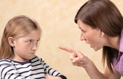 Почему родители-командиры часто теряют детское доверие