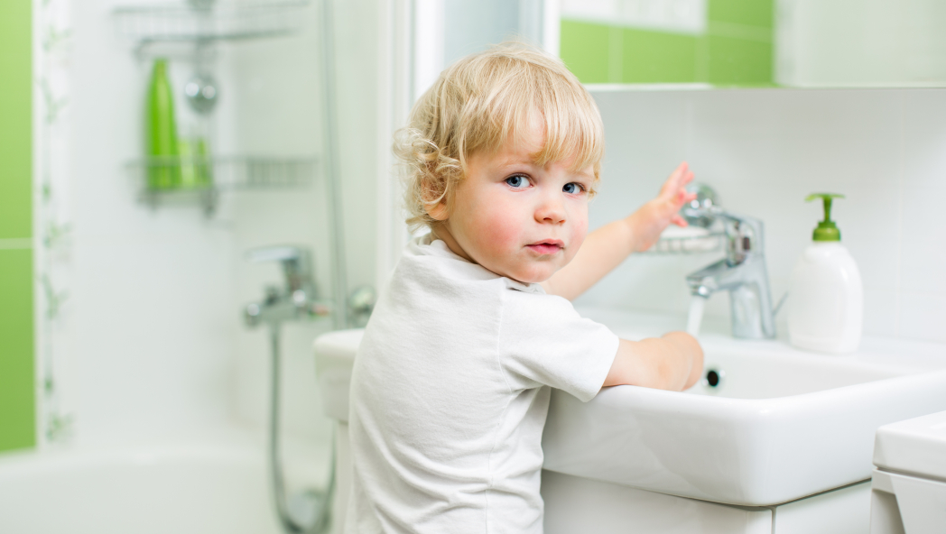 Безопасность ребенка дома: ванная, детская и другие комнаты в доме